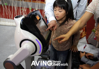 Illustration for article titled Cafero Entertainment Bot Keeps Day Job as Bionic Barista